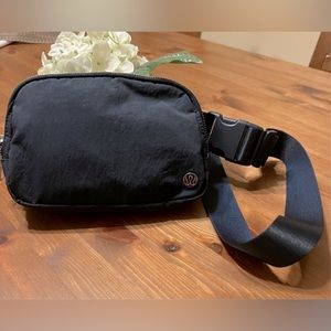 Lululemon Everywhere Belt bag